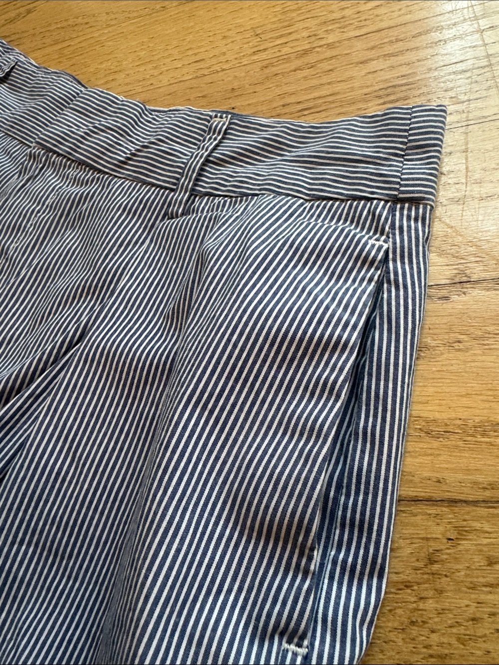 Banana Republic Navy and White Striped 4” pleated Shorts, size 12 - Picture 9 of 12